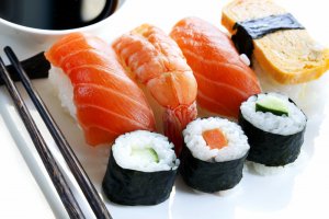 В чем разница между суши и сашими 